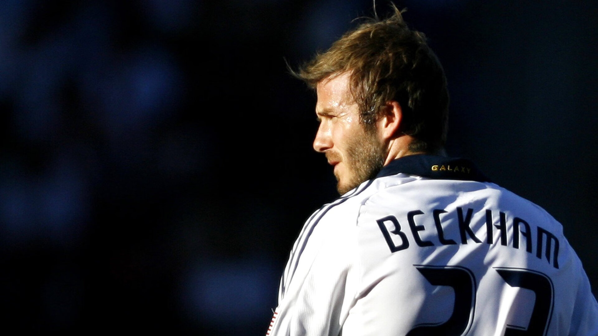 英超激烈角逐，豪门奋勇追赶前列